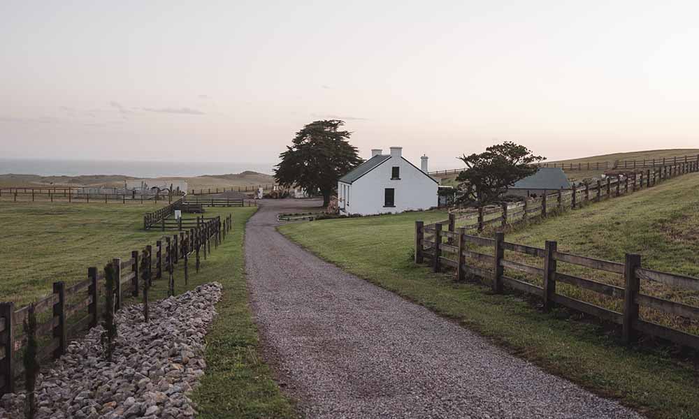 Strukta's entry - timeless fencing for historic coastal property
